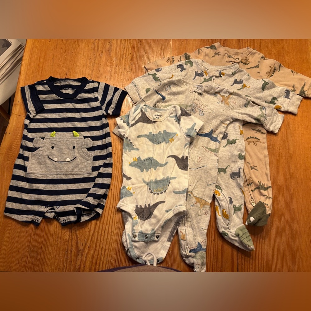 6 month Carters dinosaur lot 👶🏼🦕